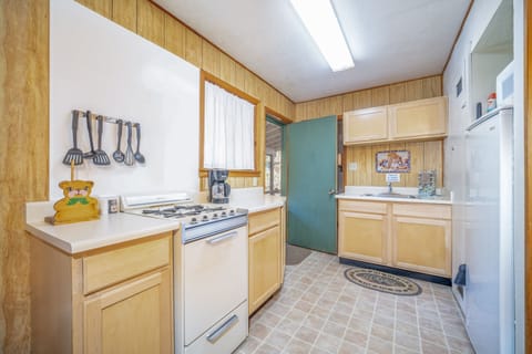Teddy Bear Cabin | Private kitchen | Full-size fridge, microwave, oven, stovetop