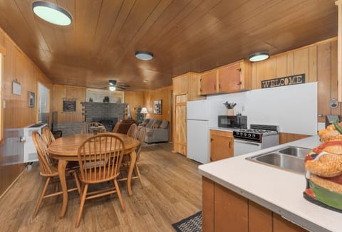 Full-size fridge, microwave, oven, stovetop