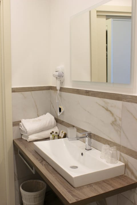 Shower, rainfall showerhead, free toiletries, hair dryer