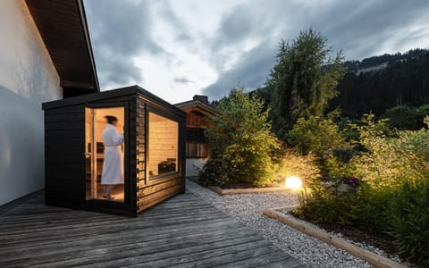 Deluxe Suite, Sauna | Hypo-allergenic bedding available, in-room safe, desk, soundproofing