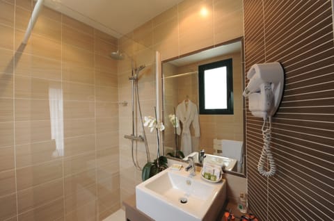 Triple Room | Bathroom | Free toiletries, hair dryer, towels