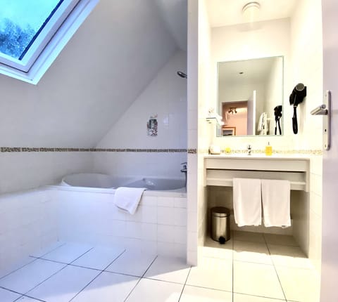 Comfort Double Room | Bathroom | Free toiletries, hair dryer, towels