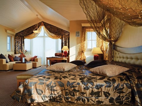 Free minibar, in-room safe, desk, blackout drapes