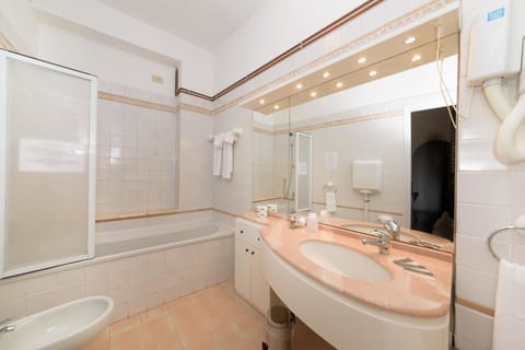 Triple Room | Bathroom | Deep soaking tub, free toiletries, hair dryer, bidet