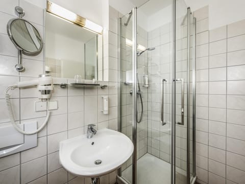 Premium bedding, in-room safe, desk, blackout drapes