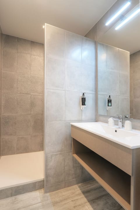 Double Room, 1 Queen Bed, Courtyard View | Bathroom | Towels, soap, shampoo, toilet paper