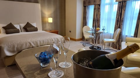 Suite | In-room safe, desk, iron/ironing board, free WiFi