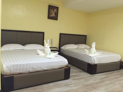 Family Room | Desk, rollaway beds, bed sheets