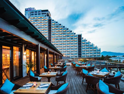 5 restaurants; breakfast, lunch, and dinner served