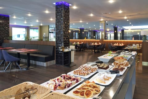 Daily buffet breakfast for a fee