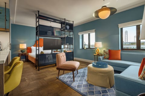 Executive Apartment | Living area | 41-inch flat-screen TV with digital channels, TV, books