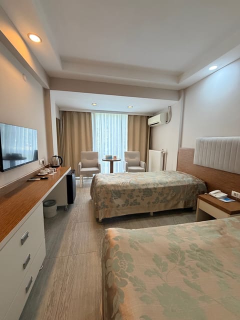 Garden Room | Minibar, in-room safe, desk, blackout drapes