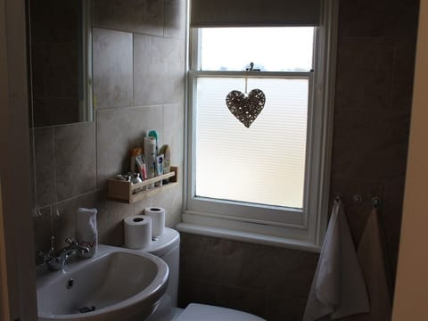 Deluxe Double Room, Ensuite | Bathroom | Free toiletries
