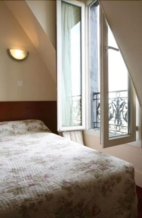 Desk, cribs/infant beds, rollaway beds, free WiFi