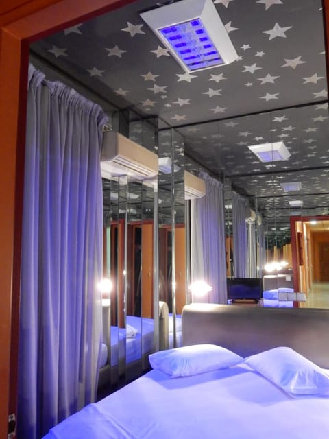 In-room safe, soundproofing, free WiFi, bed sheets
