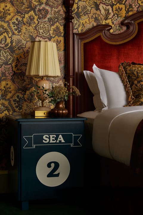 Egyptian cotton sheets, premium bedding, down comforters, pillowtop beds