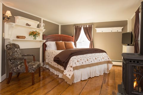 Otis's Room (#2) | Premium bedding, iron/ironing board, free WiFi, bed sheets