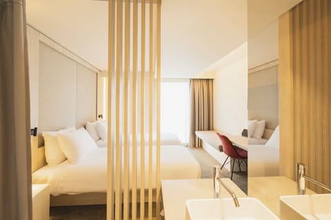 Hypo-allergenic bedding, minibar, in-room safe, desk