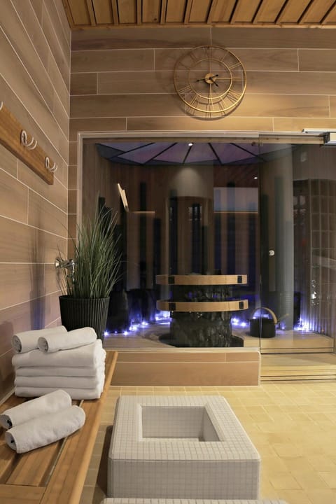 Couples treatment rooms, sauna, hot tub, body treatments, aromatherapy