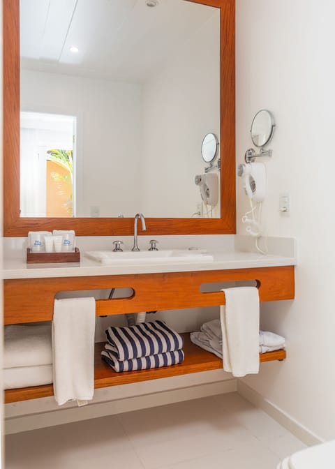 Quarto Triplo Confort Jardim | Bathroom | Shower, free toiletries, hair dryer, towels