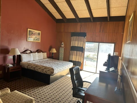 Room, 1 King Bed, Non Smoking | In-room safe, desk, iron/ironing board, free WiFi