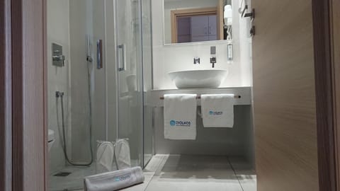 Studio, Sea View | Bathroom | Shower, rainfall showerhead, designer toiletries, hair dryer