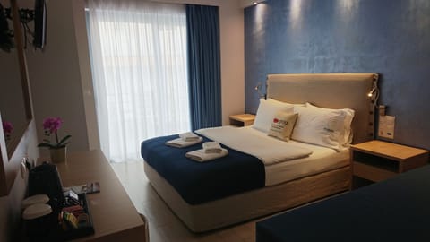 Studio | Premium bedding, down comforters, in-room safe, soundproofing