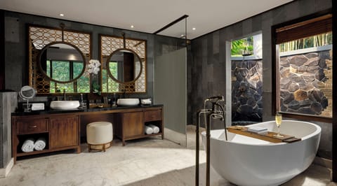 Separate tub and shower, deep soaking tub, rainfall showerhead