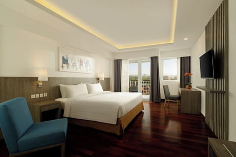 Minibar, in-room safe, desk, laptop workspace