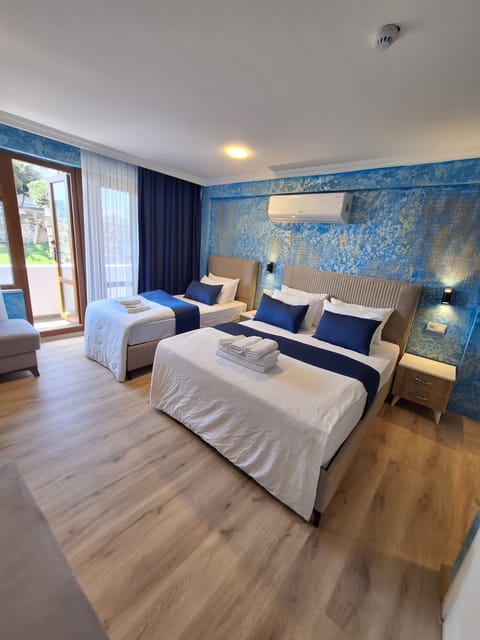 Deluxe Quadruple Room | Soundproofing, WiFi (free), individually furnished, bed sheets