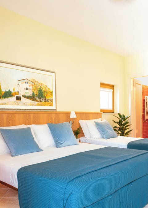 Economy Triple Room | Premium bedding, minibar, in-room safe, desk