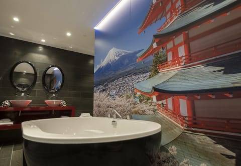 Tokyo Suite | Bathroom | Free toiletries, hair dryer, towels