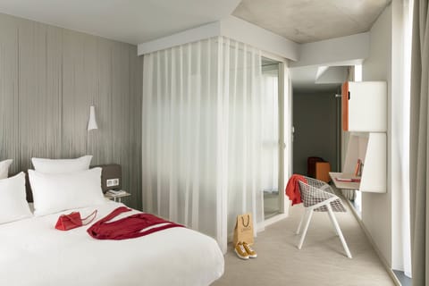 Premium bedding, down comforters, in-room safe, desk