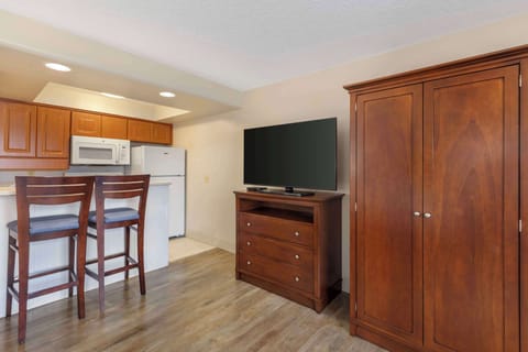 Standard Room, 1 King Bed, Non Smoking, Kitchen | Pillowtop beds, desk, laptop workspace, blackout drapes