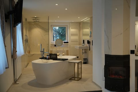 Deluxe Studio Suite, 1 King Bed | Bathroom | Hair dryer, towels