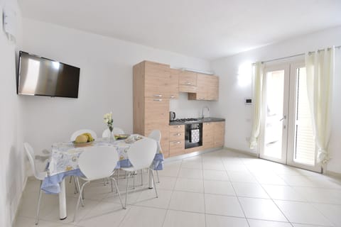 Apartment, Ground Floor | Private kitchen | Full-size fridge, microwave, oven, stovetop