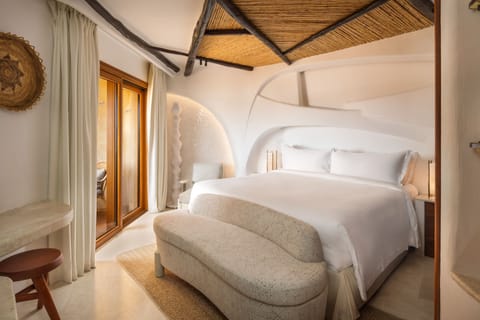 Classic Room, 1 King Bed, Inner View (Contemporary) | Frette Italian sheets, premium bedding, minibar, in-room safe