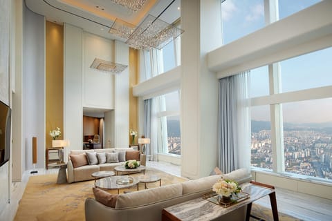 Royal Suite | Living area | Flat-screen TV, pay movies