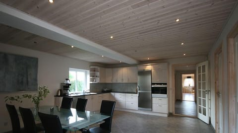 Full-size fridge, oven, stovetop, dishwasher