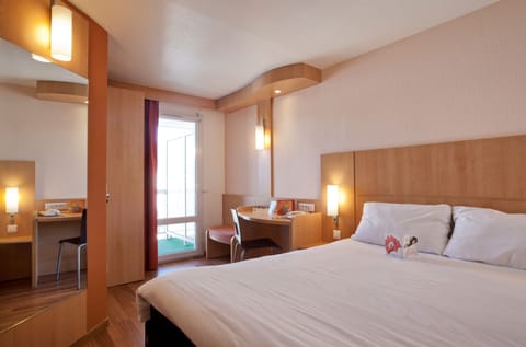 Premium bedding, in-room safe, desk, blackout drapes