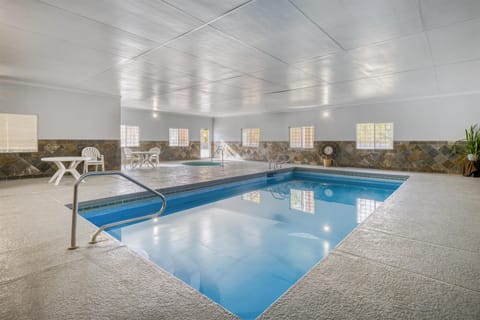Indoor pool, sun loungers