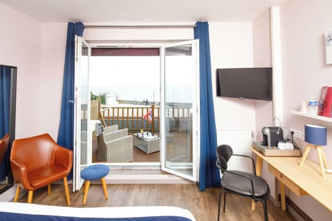 Comfort Room Sea View with Terrace | Premium bedding, desk, blackout drapes, soundproofing