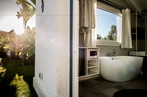 Deluxe Double Room, Bathtub | Premium bedding, pillowtop beds, minibar, in-room safe