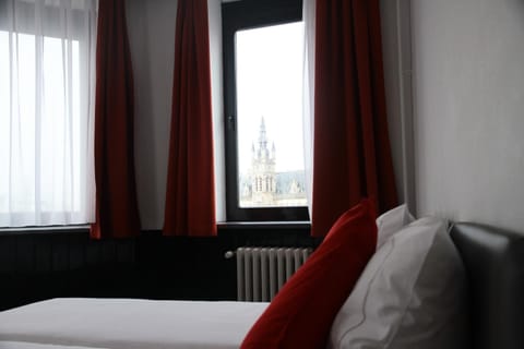 In-room safe, soundproofing, iron/ironing board, free WiFi