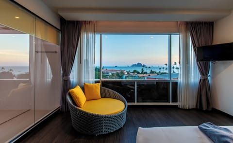 Deluxe Suite with Sea View | Premium bedding, in-room safe, desk, blackout drapes