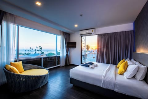 Deluxe Suite with Sea View | Premium bedding, in-room safe, desk, blackout drapes