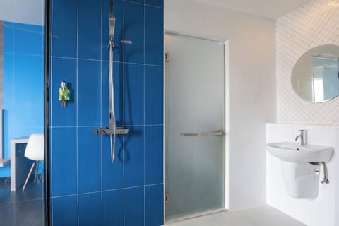 Deluxe Suite with Sea View | Bathroom | Shower, free toiletries, hair dryer, towels