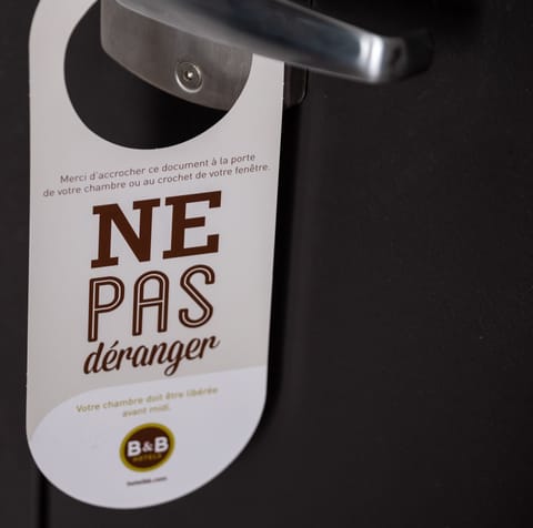 Desk, soundproofing, free cribs/infant beds, free WiFi