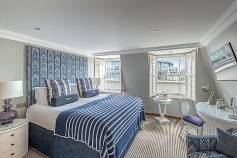 Inland Double Room | In-room safe, desk, blackout drapes, iron/ironing board