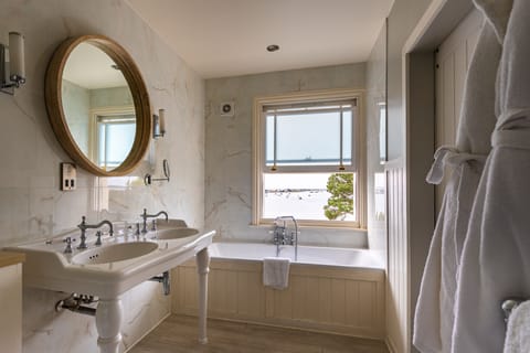 Deluxe Double Room, Harbor View | Bathroom | Designer toiletries, hair dryer, bathrobes, slippers